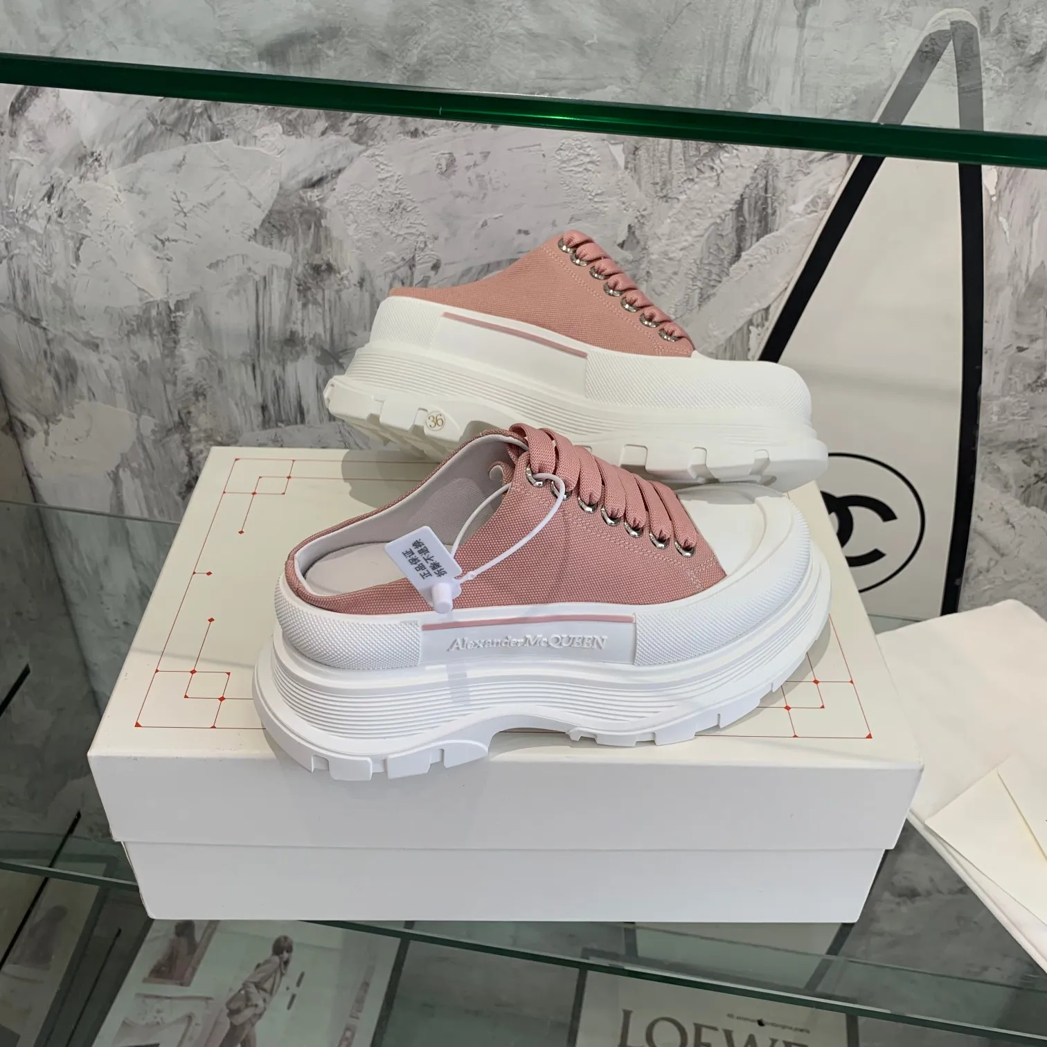 👟👟Ex-factory price 500👟👟 Mc Queen is in stock all year round [Rose] McQueen [Rose] dad shoes [Rose] ss early spring first release‼ ️‼ ️The latest Milan Fashion Week T-stage catwalk model, the unique and personalized design is very classy on the feet, and the round toe design allows the toes to be completely released. I spent a lot of money to buy multiple pairs of the originals and dismantled them and made replicas. Many celebrities such as Guli Nazha, Wu Lei, and Internet celebrity bloggers have endorsed Xiaohongshu’s popular products, and the products are sold out at the counters! Fabric: Imported pure cotton fabric Lining: Imported silk sheepskin Feet: Imported silk sheepskin Size: Women's 35-40. Packaging: original full set of packaging, outsole: increased by 5 cm, original outsole